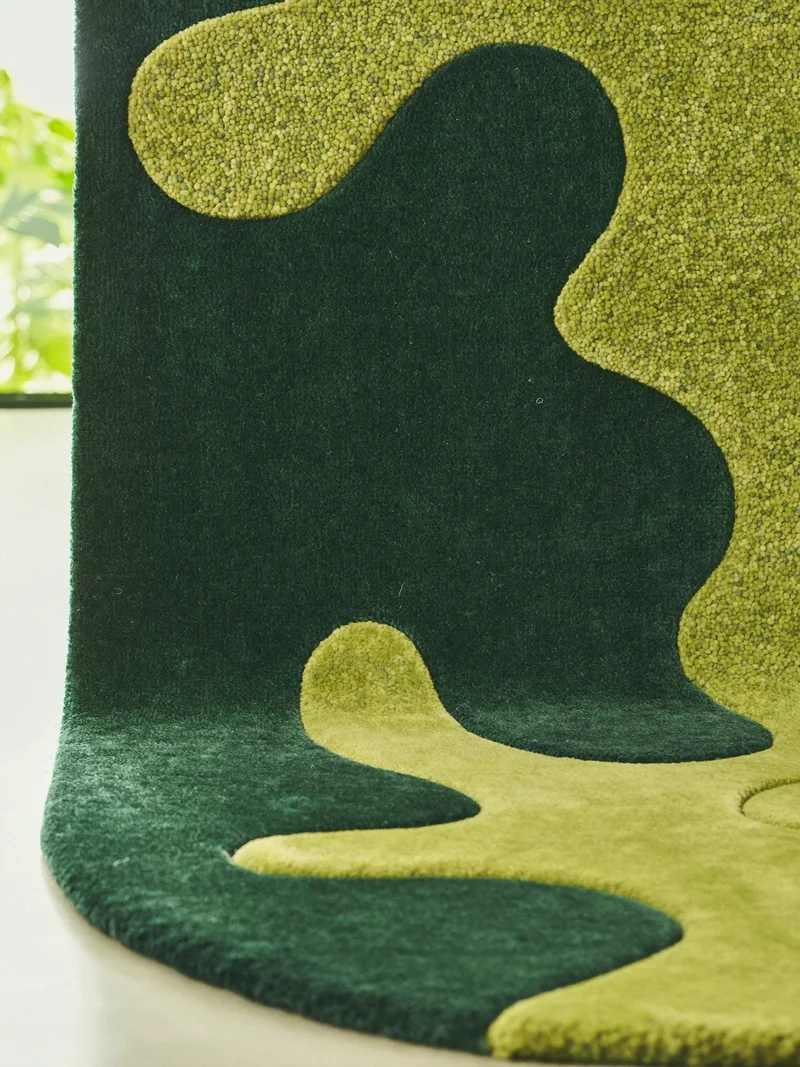 Illustrazione concettuale di un tappeto in lana a riccio dal contorno asimmetrico.